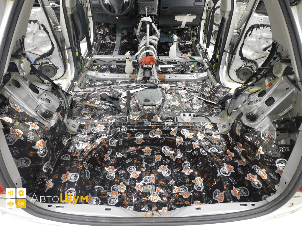 Готовый слой виброизоляции в багажнике Тойота Аурис