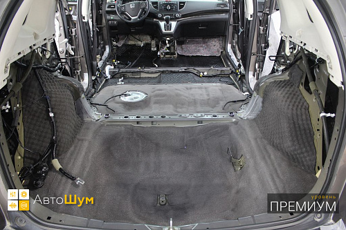 Клеим шумоизоляцию в багажник Хонда ЦР-В 4