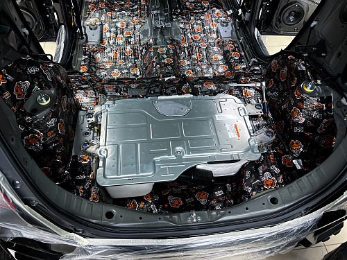 Оклейка багажника виброизоляцией  Хонда Фит