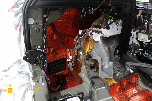 Клеим виброизоляцию в багажник BMW X5