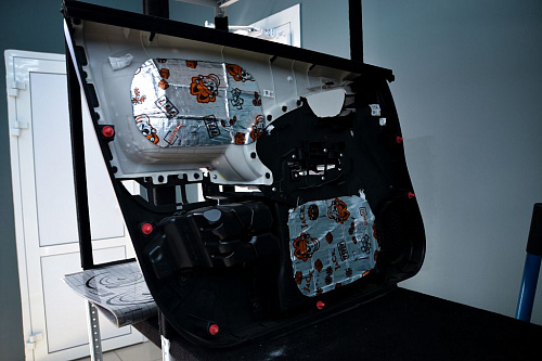 Оклейка дверной обшивки виброизоляцией Хонда Фит Шатл